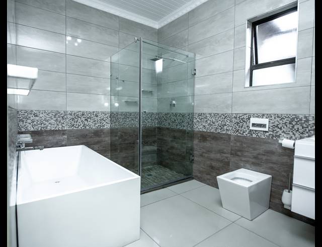 4.5 BEDROOM FREESTANDING FOR SALE IN CRYSTAL PARK